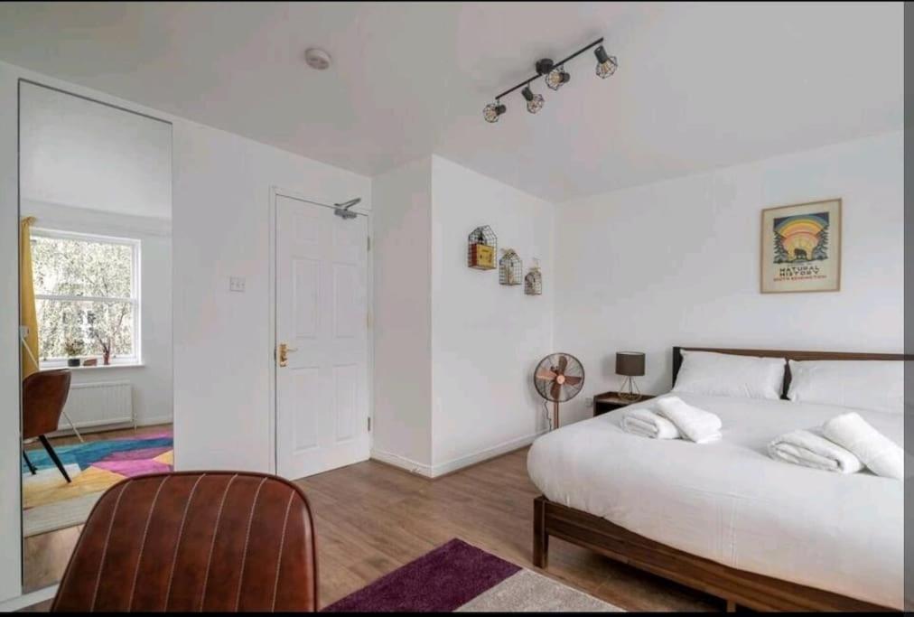 Quiet 4 Bedroom House Between Camden & Kings Cross Лондон Екстер'єр фото